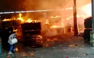 Kebakaran, Dua Gudang Triplek di Tangerang Kini Tinggal Arang - JPNN.com