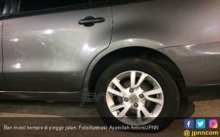 3 Cara Aman Ganti Ban Mobil yang Kempis - JPNN.com