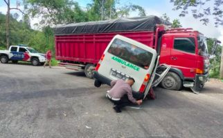 Ambulans Tabrakan dengan Truk, Sopir Meninggal di RSAM - JPNN.com