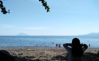 Tempat Wisata Ditutup, Warga Manado Berekreasi Gratis di Pantai Ini - JPNN.com