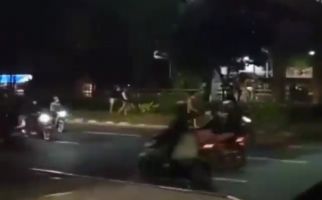Viral, Tawuran Antarpemuda di Tebet Pakai Sajam, Polisi Langsung Sikat! - JPNN.com