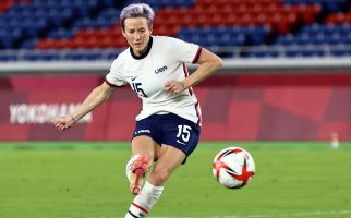 Megan Rapinoe, Lesbian Berambut Ungu Cium Kekasihnya Sesama Atlet AS Usai Berjuang di Olimpiade Tokyo - JPNN.com