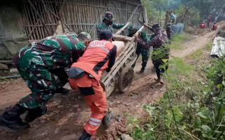 Tingkatkan Mobilitas Warga, TNI AD dan Vertical Rescue Bangun Jembatan Gantung - JPNN.com