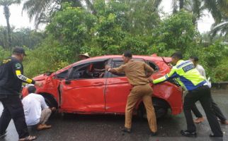 Honda Jazz Hantam Trotoar, Annisa Faradisa Terpaksa Dilarikan ke RSUD SIM - JPNN.com