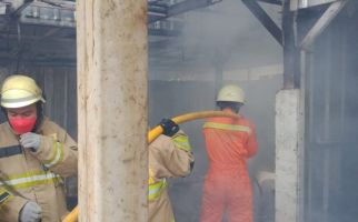 Kebakaran Bedeng Karyawan Milik PT APG, Penyebab Belum Diketahui - JPNN.com