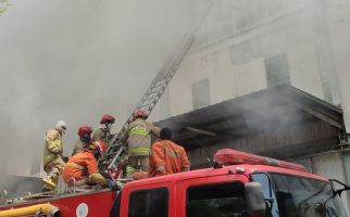 Kebakaran Gudang di Tanjung Priok, dari Pagi Belum Padam - JPNN.com
