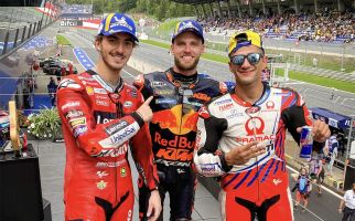 Hasil MotoGP Austria: Binder Supergila, Bendera Rossi Paling Besar - JPNN.com