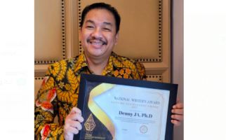 Selamat, Denny JA Raih Lifetime Achievement Award - JPNN.com