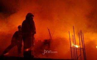 Gerobak Pedagang Bakso Terbakar, 9 Orang Dilarikan ke Rumah Sakit - JPNN.com