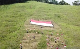 Merdeka! Merah Putih Berukuran Raksasa Terbentang di Puncak Gunung di Papua - JPNN.com