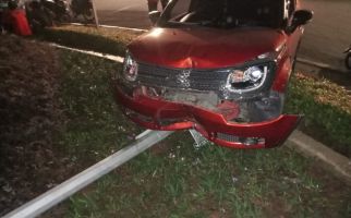 Hilang Kendali, Suzuki Ignis Tabrak Tiang APIL, Begini Kondisinya - JPNN.com