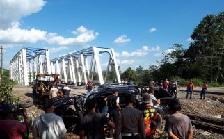 Nissan Navara Remuk Ditabrak Kereta Api, Bakhrudin dan Bambang Lolos dari Maut - JPNN.com