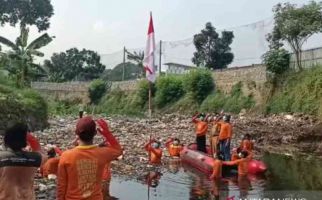 Detik-detik Petugas Kebersihan Melakukan Upacara HUT RI di Tengah Lautan Sampah - JPNN.com