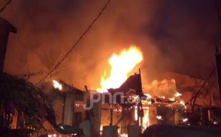 Belasan Rumah Terbakar di Matraman, Petugas Kesulitan - JPNN.com