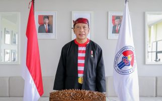 Upacara HUT Ke-76 RI, Menpora Amali Pakai Pakaian Adat Madura - JPNN.com