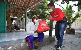 Bareng Mahasiswa, Komunitas Ini Sebar Ribuan Sembako di Pulau Seribu - JPNN.com