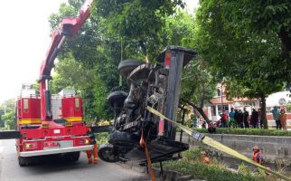 Panik Ada Penyeberang, Pikap Terjun ke Parit - JPNN.com