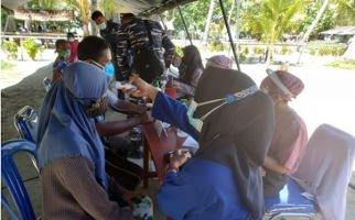 Koarmada III TNI AL Lanjutkan Serbuan Vaksinasi Dosis Kedua Kepada Masyarakat Pulau Soop - JPNN.com
