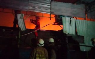 Kebakaran Bangunan Kontrakan 20 Pintu di Pulogadung, Sebegini Kerugiannya - JPNN.com