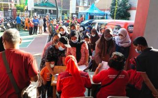 Kejar Vaksin! PDIP Jakarta Selatan Sukses Membujuk Ratusan Warga DKI Ikut Vaksinasi - JPNN.com