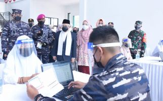 TNI AL Laksanakan Serbuan Vaksinasi ke Pondok Pesantren An Nawawi Tanara - JPNN.com