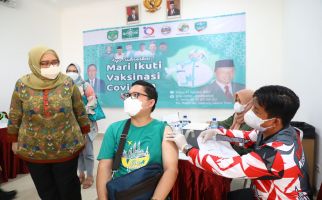 Kemenaker dan FSPPG Adakan Vaksinasi Covid-19 bagi Keluarga Pekerja - JPNN.com