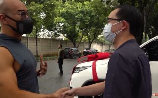 Deddy Corbuizer Berikan Mobil Mewah Ini Kepada Dokter Gunawan, Harganya... - JPNN.com