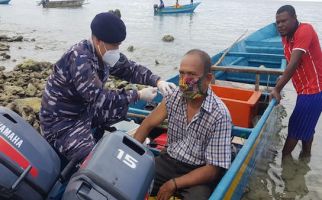 Koarmada III Gelar Serbuan Vaksinasi Kepada Anak Buah Kapal Ikan - JPNN.com