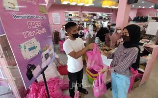 Dukung Percepatan Vaksinasi di Surabaya, Deliwafa Bagikan Ratusan Tas Cantik Pada Pengunjung - JPNN.com