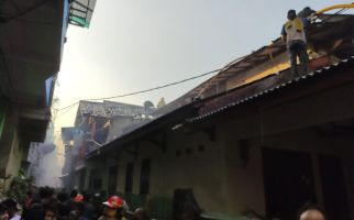 Kebakaran di Kampung Pulo: 18 Rumah Ludes - JPNN.com