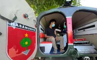 Kodim Makassar Kerahkan Tank Tempur Ambulans Agar Warga Mau Divaksin - JPNN.com