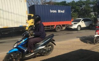 3 Truk dan 1 Mobil Tabrakan Beruntun di Jalan Pantura, Begini Fotonya - JPNN.com