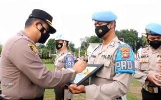 Coret Foto Briptu MAT di Hadapan Anggota Lain, Kapolres OKI Dili: Menyedihkan - JPNN.com