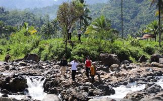 Kampung Cipanas Garut Punya Sumber Mata Air Panas, Aliran Sungai, dan Pegunungan - JPNN.com