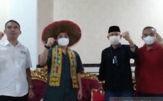 Apriyani Rahayu Dapat Hadiah Kebun Cengkih dan Kelapa Sawit dari Wagub Sultra - JPNN.com