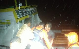 Detik-detik Penyelamatan 8 Penumpang KM Sumber Baru oleh Basarnas - JPNN.com