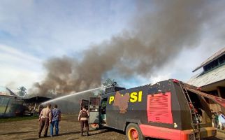 5 Bus Terbakar di Garasi Kantor Dishub Nabire, Siapa Pelakunya? - JPNN.com