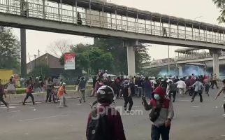 Bentrok Pendukung HRS vs Polisi, Ada Pria Membawa Senjata Tajam - JPNN.com