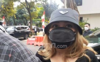 Penuhi Panggilan Polisi, Ayu Ting Ting Bawa Barang Bukti Ini! - JPNN.com