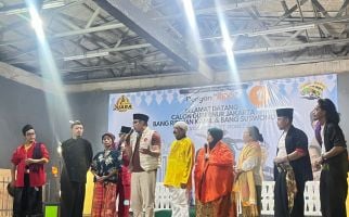 Datang ke Sanggar Betawi, Ridwan Kamil Berpantun hingga Main Lenong - JPNN.com