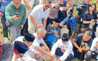 Hari Pertama Kampanye, Ridwan Kamil-Suswono Ziarah ke Makam MH Thamrin-Benyamin Sueb - JPNN.com