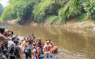 Ridwan Kamil Menyusuri Sungai Ciliwung, Ada Banyak Sampah, Ogah Pakai Rompi Merah - JPNN.com