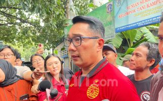 Ditantang Ketum Jakmania, Ridwan Kamil Pamer Pakai Jersi Persija - JPNN.com