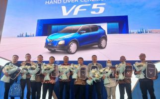 GJAW 2024, Mobil Listrik VinFast VF 5 Resmi Menemui Pemiliknya - JPNN.com