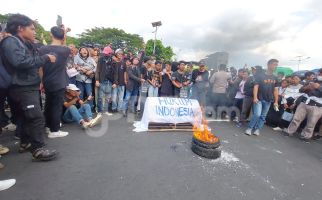 Demonstran Kritik Kejaksaan saat Demo di DPR, Ini Tuntutannya - JPNN.com