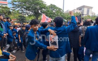 Demo di Semarang, Mahasiswa Bentangkan Spanduk Indonesia Gelap & Poster Prabowo Ndasmu - JPNN.com