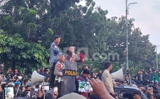 Demo Indonesia Gelap, Mahasiswa Teriak Omon-Omon ke Menteri Utusan Prabowo - JPNN.com