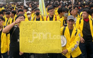 Demo Mahasiswa di Patung Kuda, Spanduk Tolak Asas Dominus Litis Bertebaran - JPNN.com