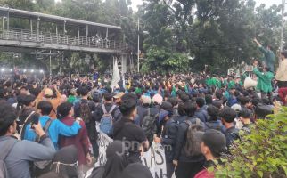 Demo Indonesia Gelap Sempat Memanas, Mahasiswa Merobohkan Pagar Beton - JPNN.com