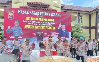 Dukung Program MBG, Kapolres Serang Bersama Bobon Santoso Masak 1.500 Porsi Soto Tangkar - JPNN.com